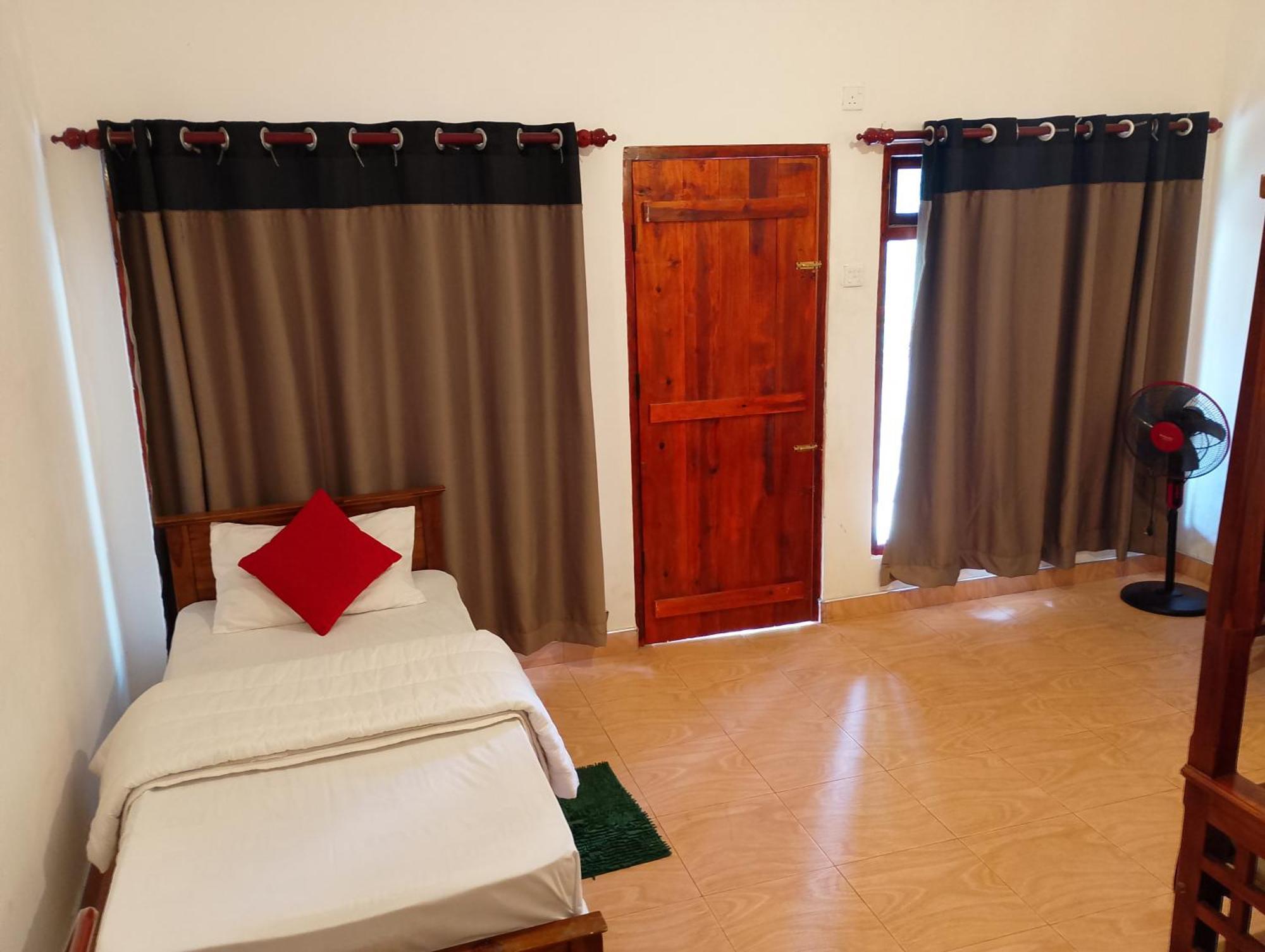 T-More Hotel & Hostel Елла Екстер'єр фото